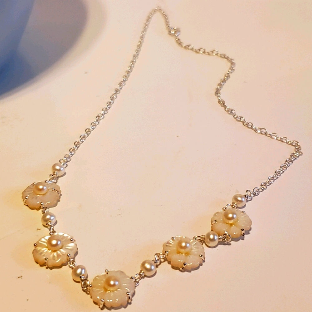 Flower design necklace and earrings